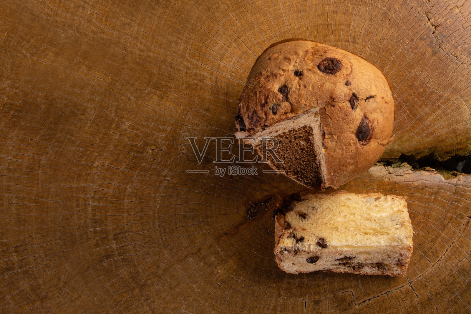 潘妮托内配巧克力片，俯视图照片摄影图片