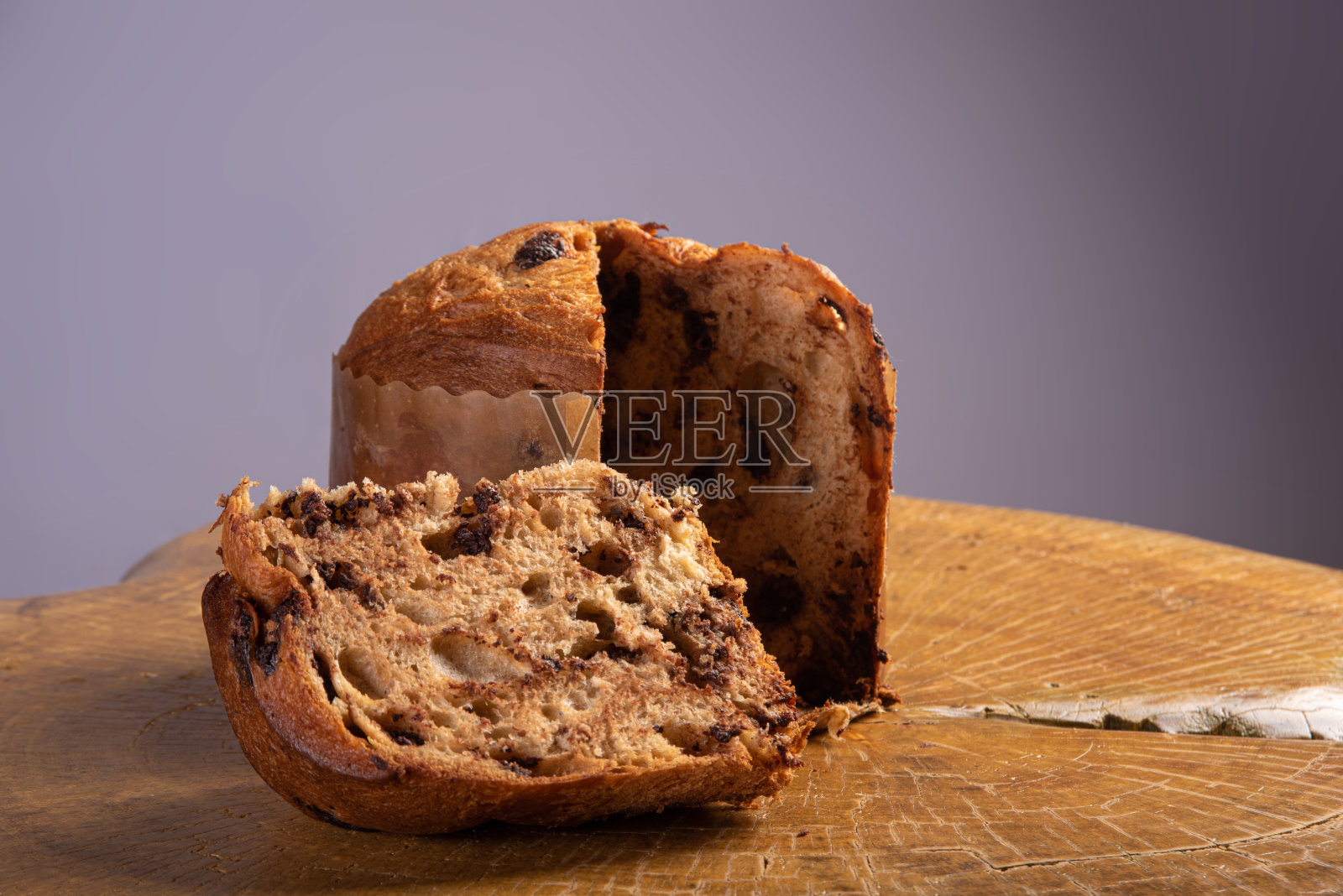 潘妮托内与巧克力屑在乡村木材，灰色背景，选择性焦点。照片摄影图片