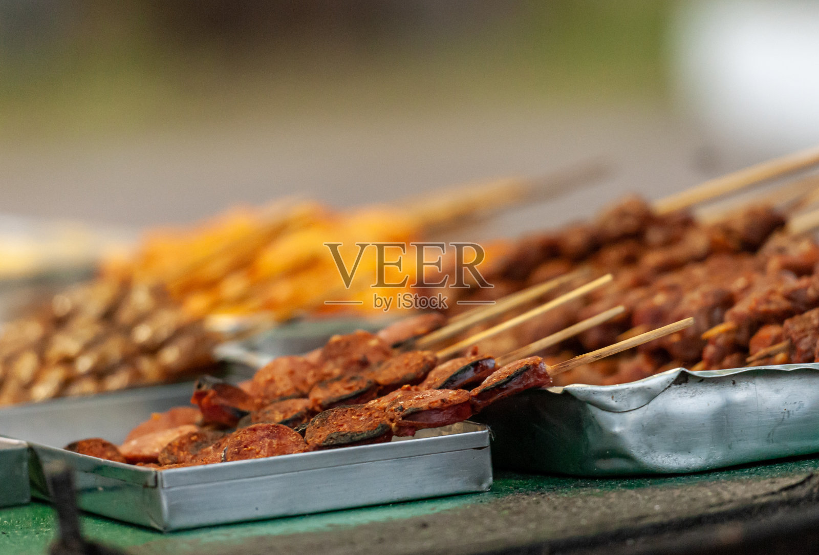 巴西的街头食品。意大利辣香肠烧烤在受欢迎的街头派对。照片摄影图片