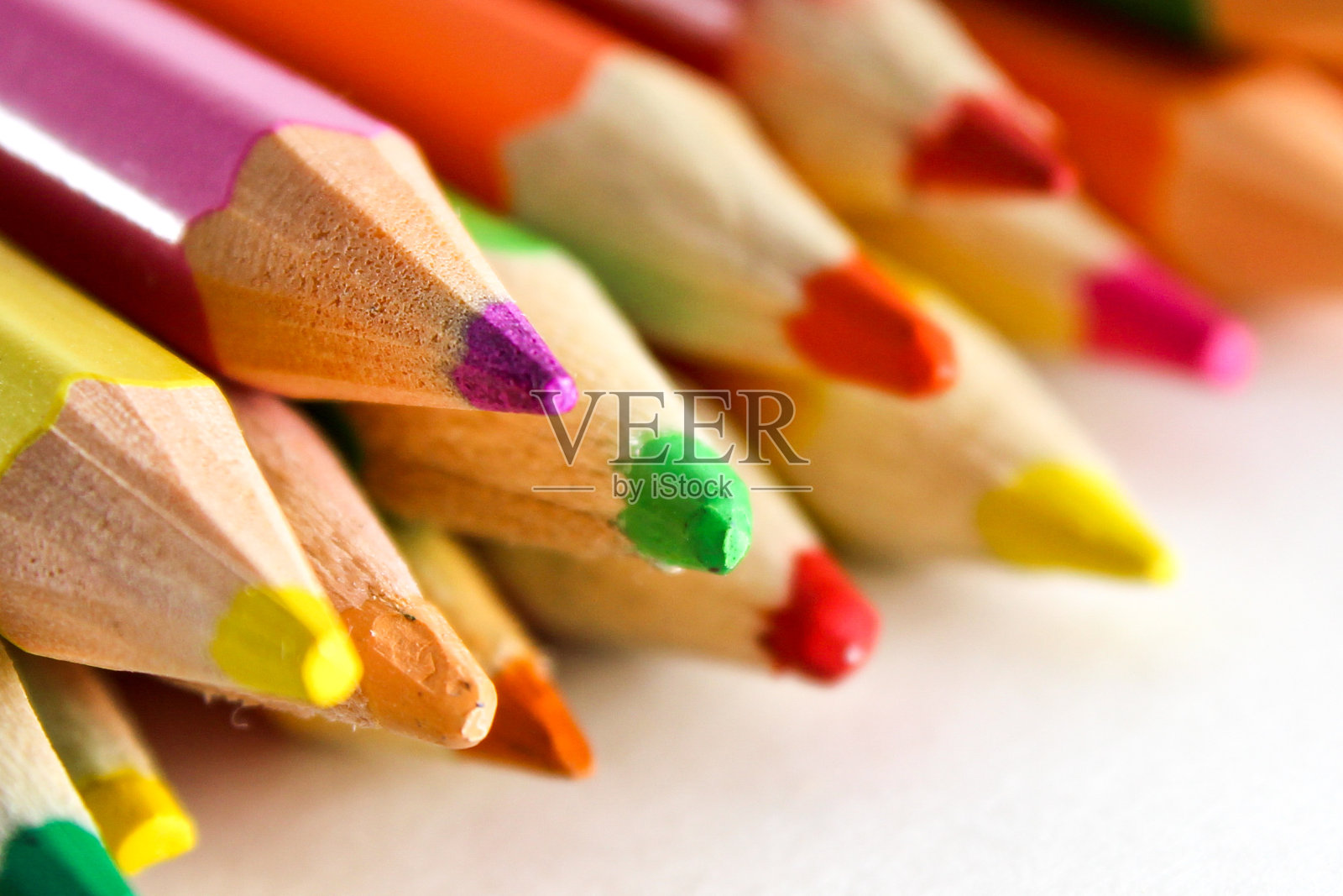 彩色铅笔放在一张白纸上照片摄影图片