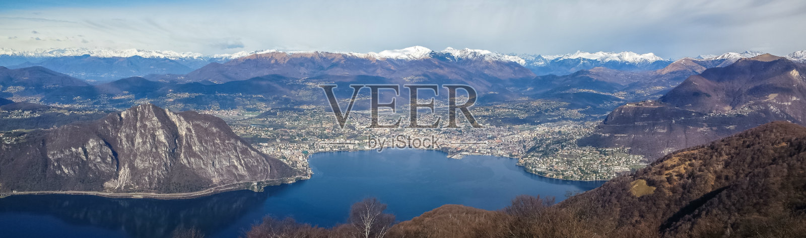 卢加诺湖和阿尔卑斯山的广角视角从贝尔维德尔Signignola照片摄影图片