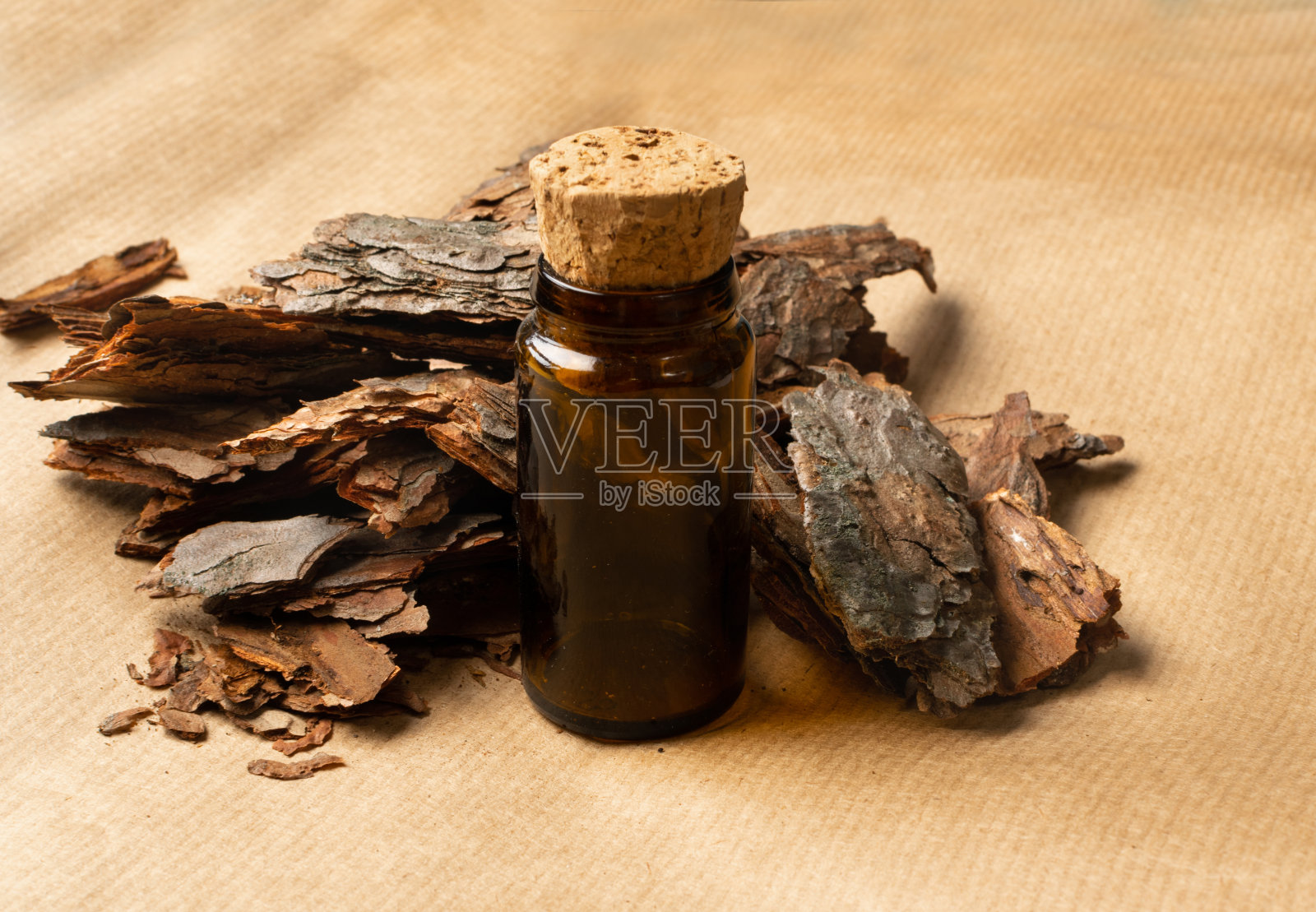 堆松树树皮芯片在旧的纸背景照片摄影图片