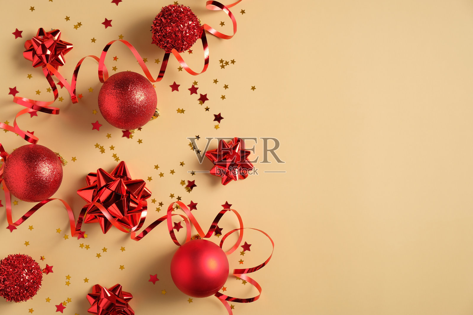 红色的圣诞装饰品和黄色背景上的五彩纸屑。平铺，俯视图，拷贝空间。圣诞节、寒假、新年概念。照片摄影图片