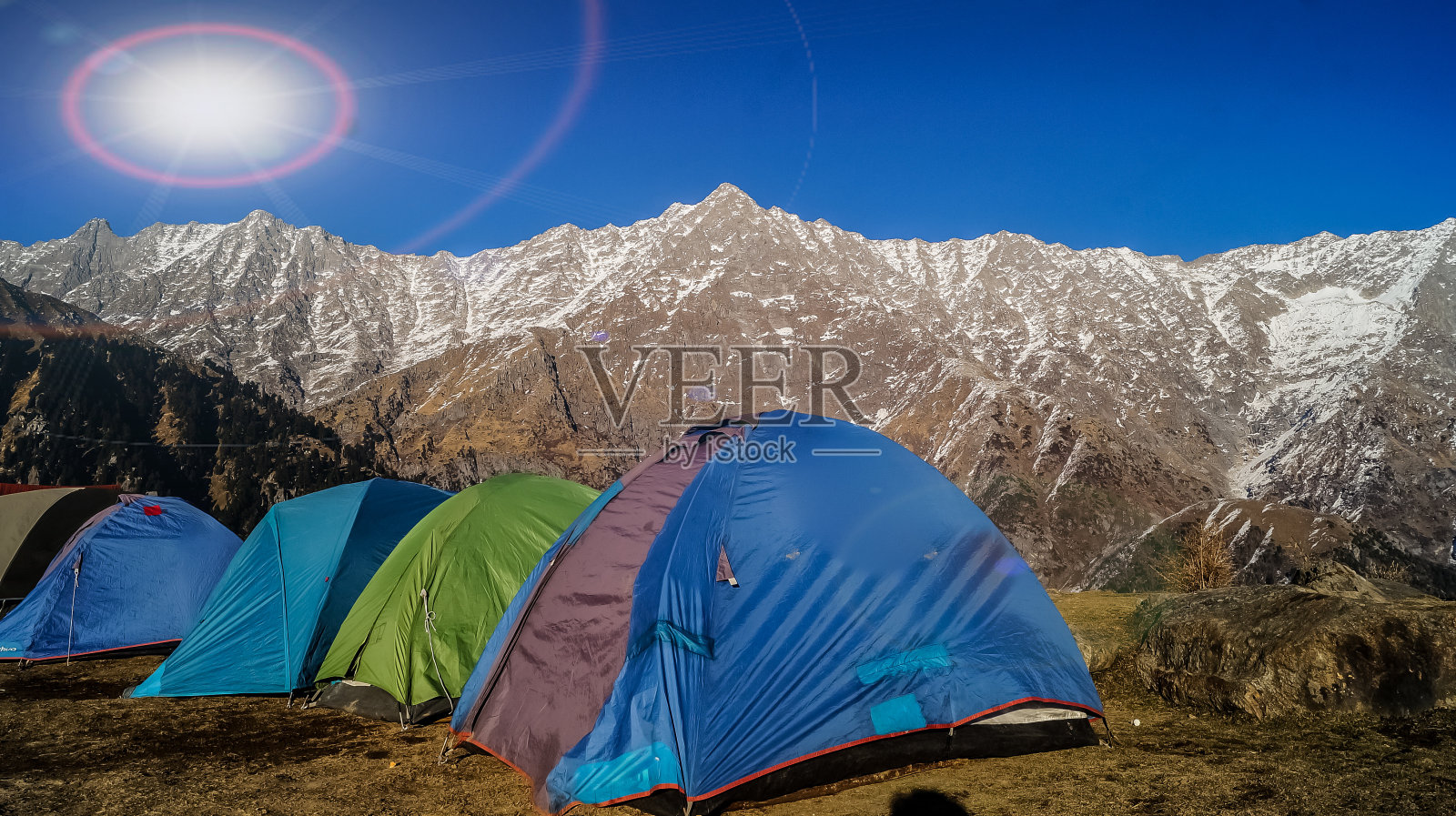 山顶上的阳光和露营景色照片摄影图片