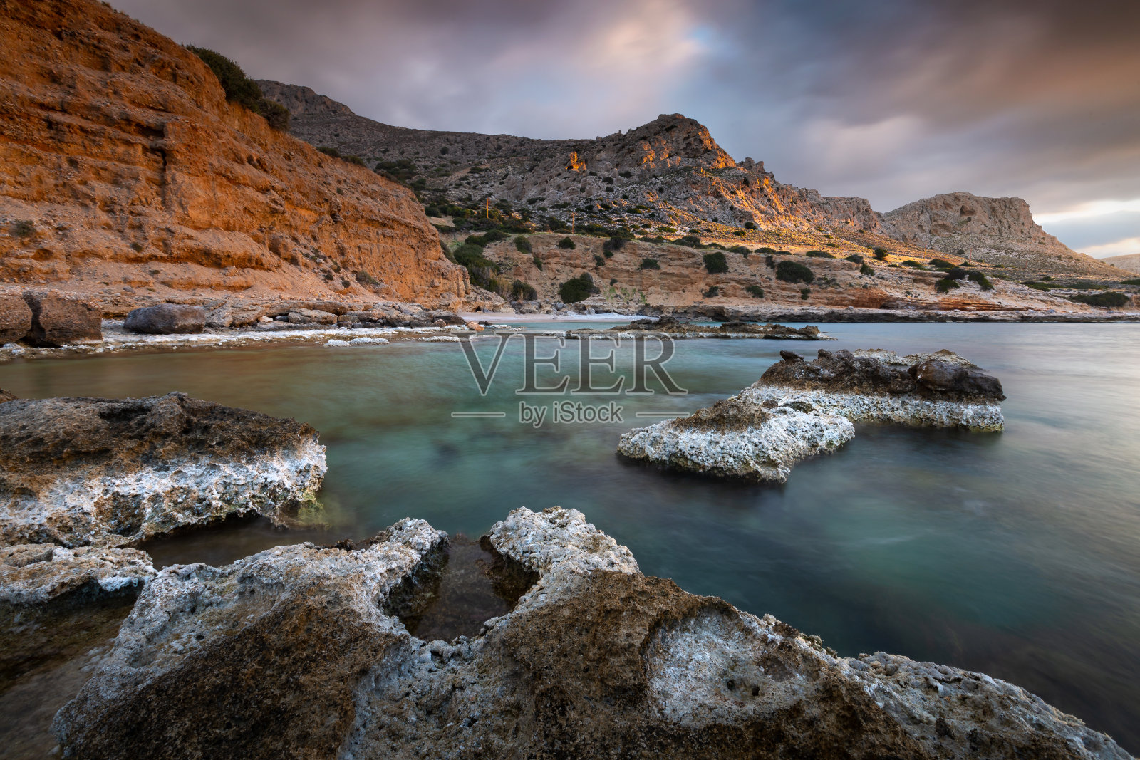 克里特岛南部古杜拉斯村附近的海岸景观。照片摄影图片