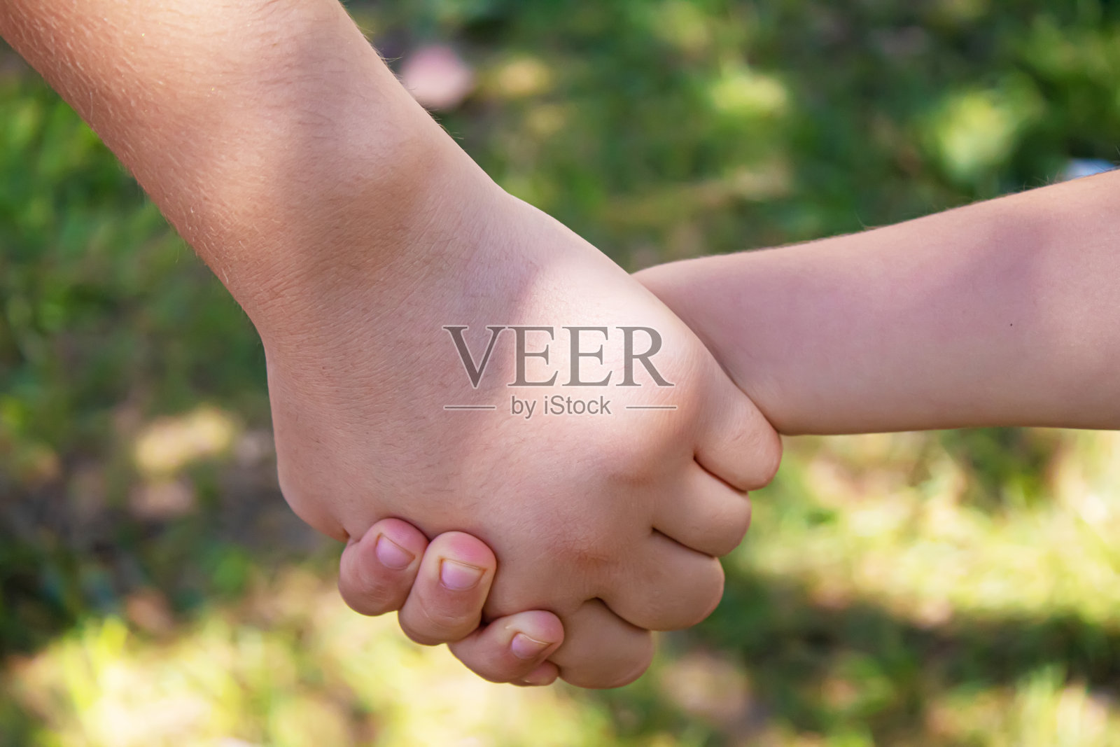 妈妈牵着孩子的手。有选择性的重点照片摄影图片