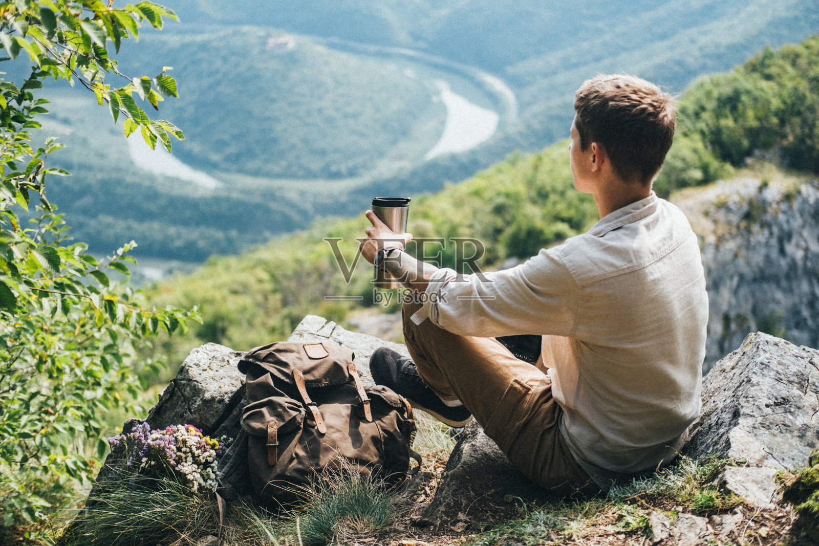 徒步旅行者看风景照片摄影图片