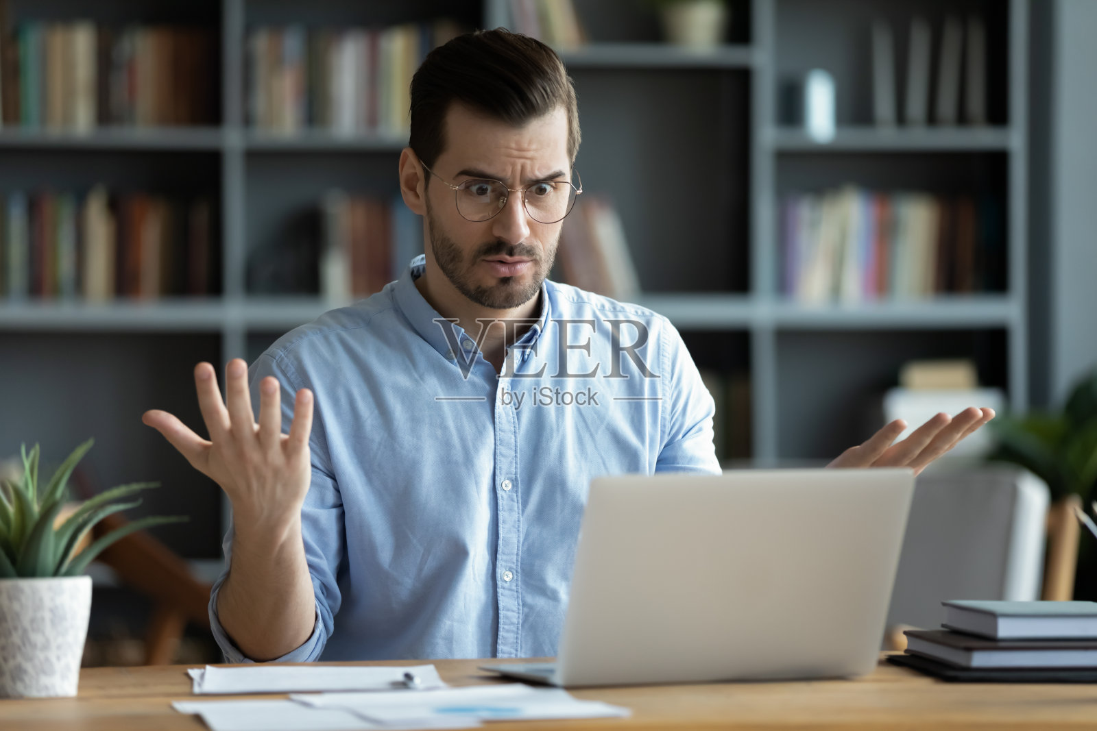 不开心的年轻人工作在笔记本电脑困惑的小玩意的问题照片摄影图片