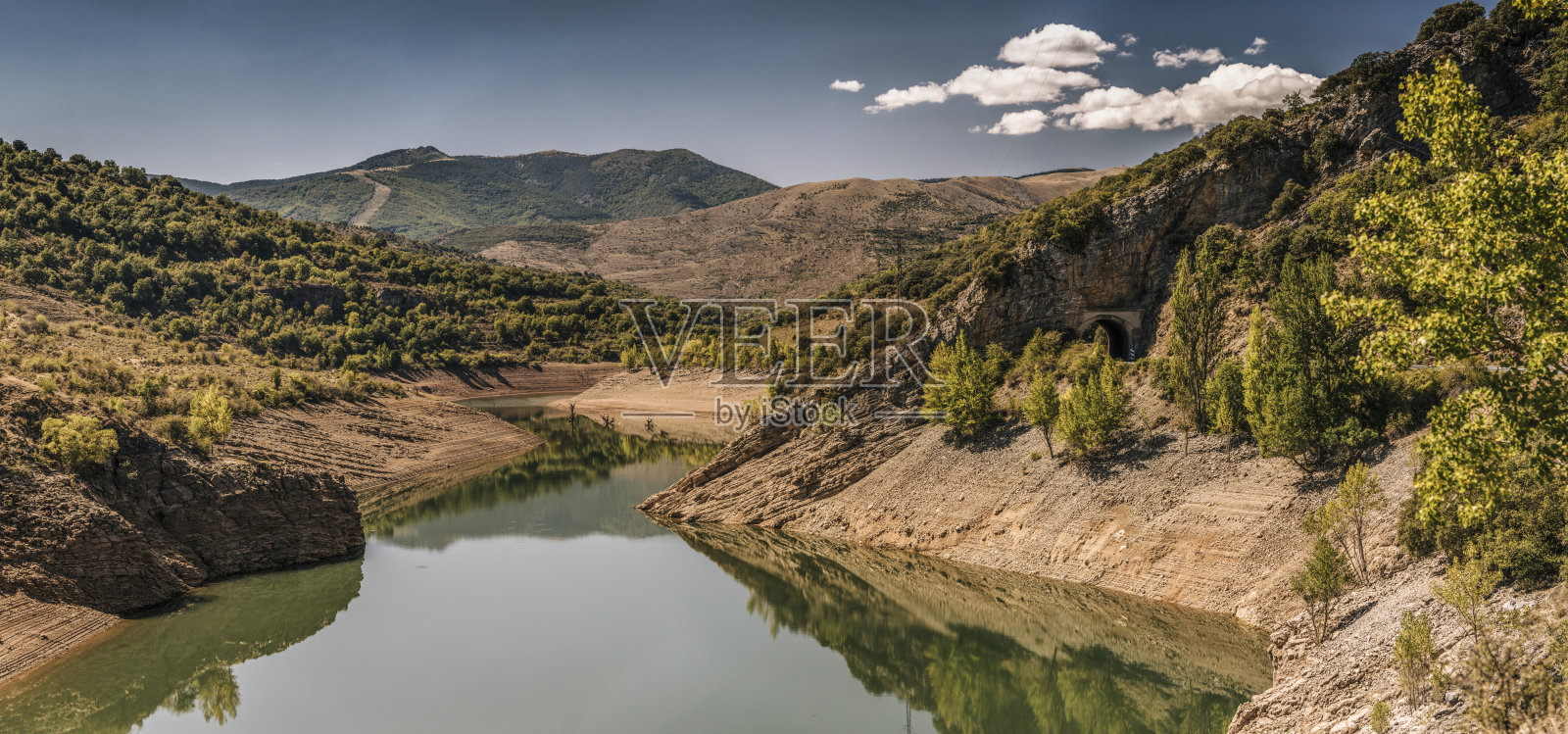 偏远的山湖照片摄影图片