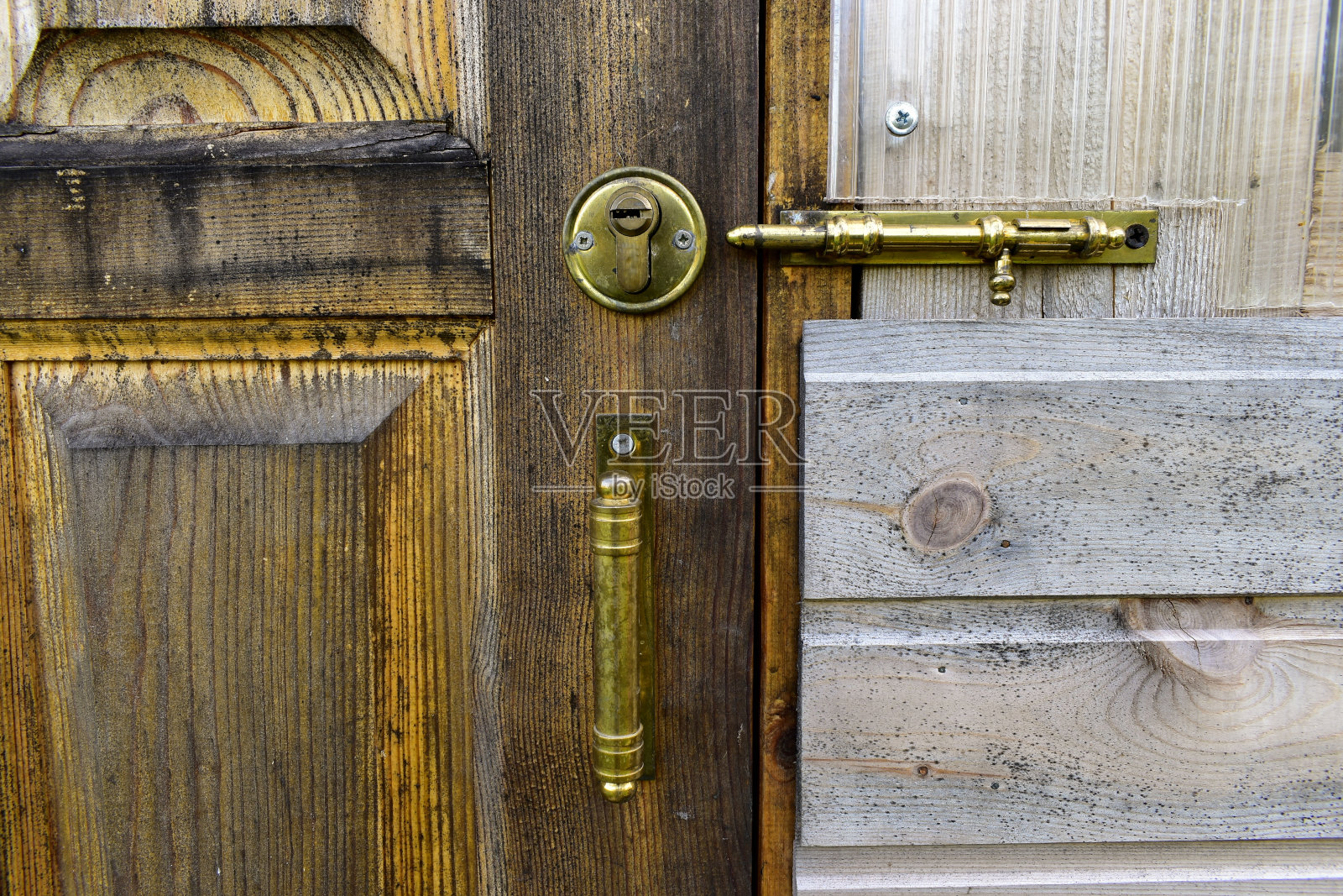 带锁和插销的门把手照片摄影图片