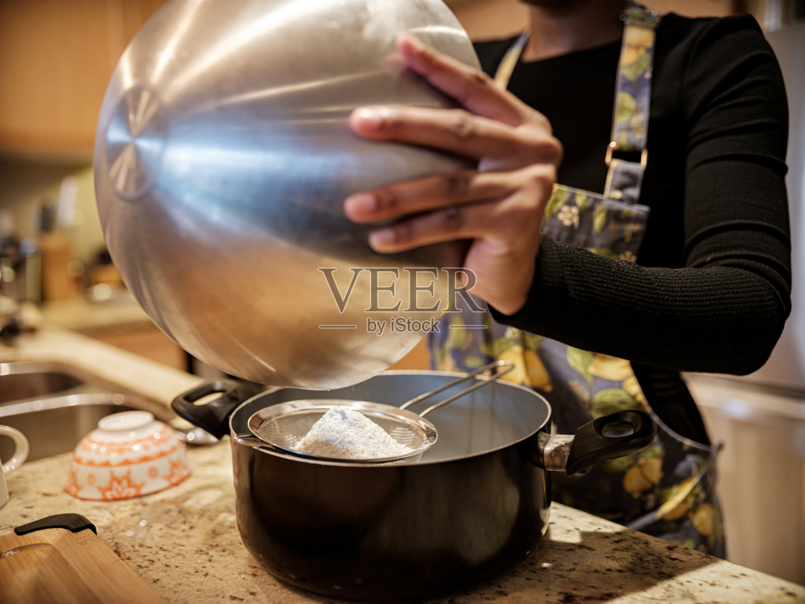 年轻女子烘焙照片摄影图片