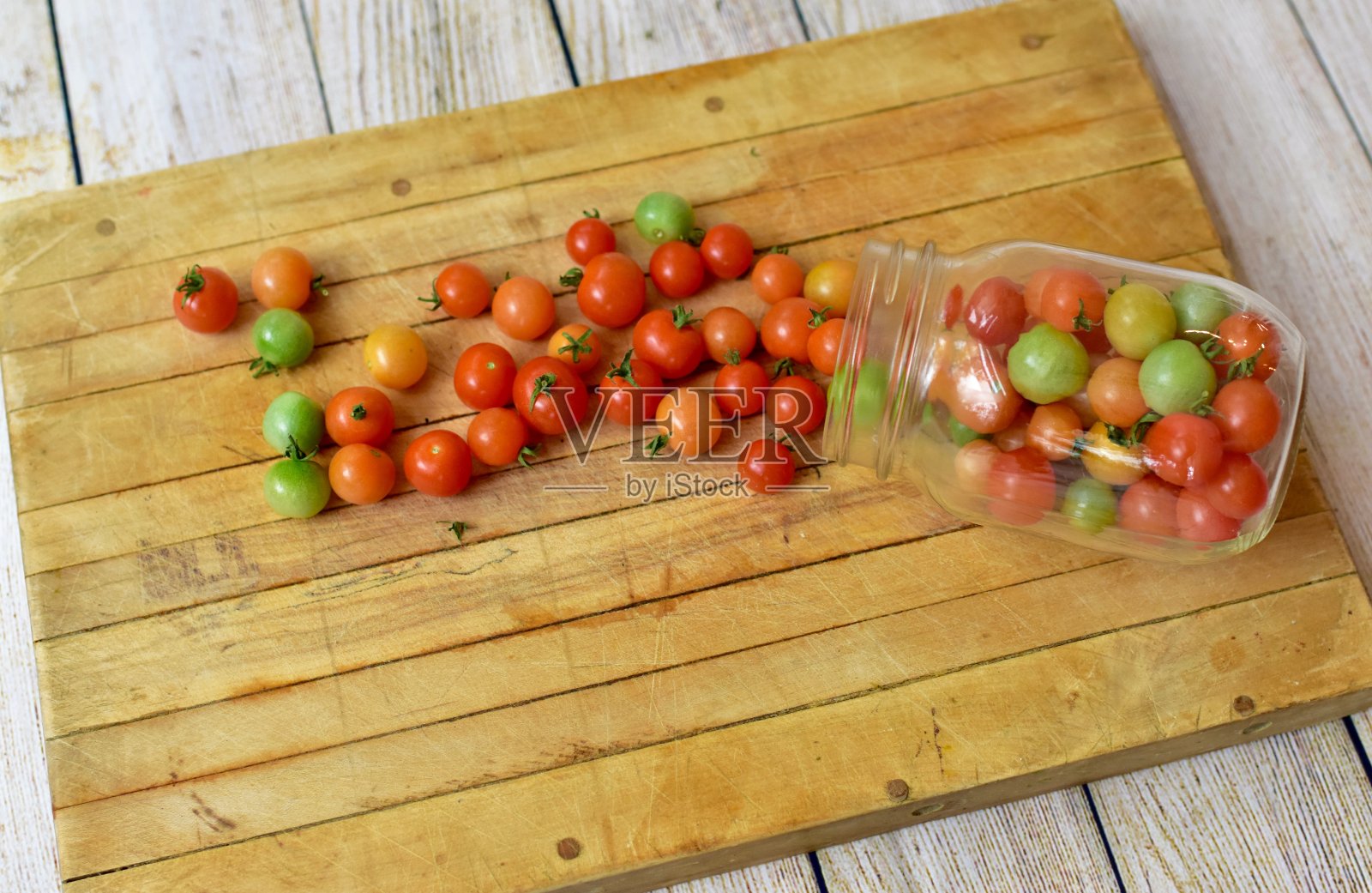 收获的有机圣女果陈列在砧板上，准备准备健康的食物照片摄影图片