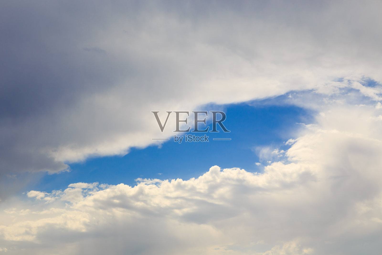 蓝色的天空和白色的积云。抽象的自然背景。乡村夏日的完美时光。照片摄影图片