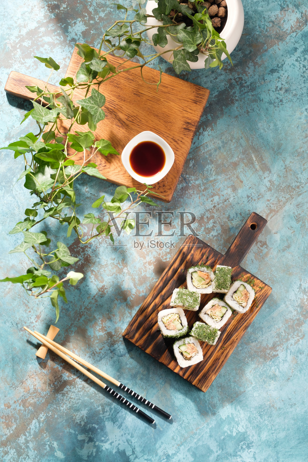 不同寻常的卷组成。有特殊馅料的面包卷。寿司俯视图。照片摄影图片