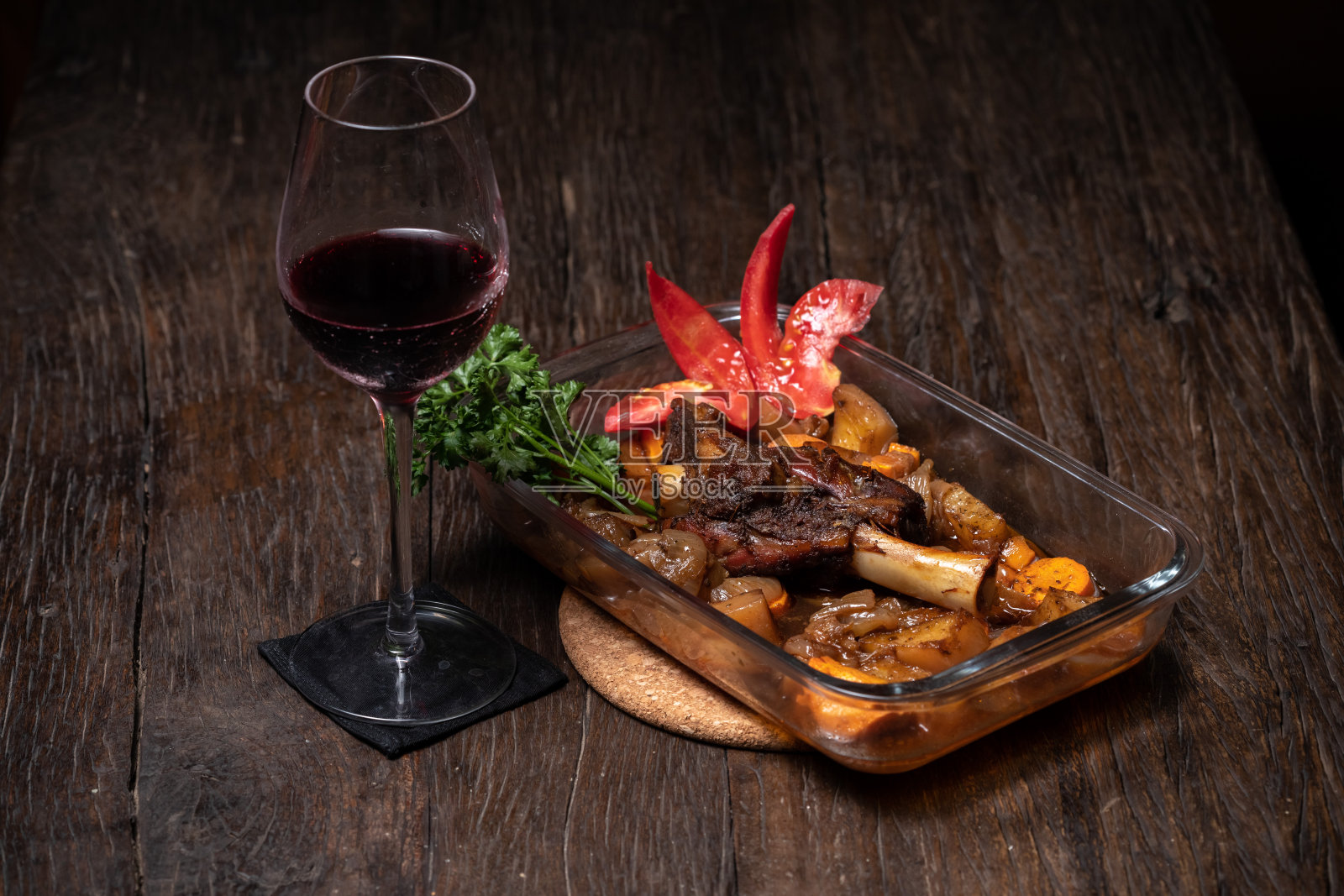 烤土豆羊腿，新鲜烤炉煮熟。美味的烤肋排照片摄影图片