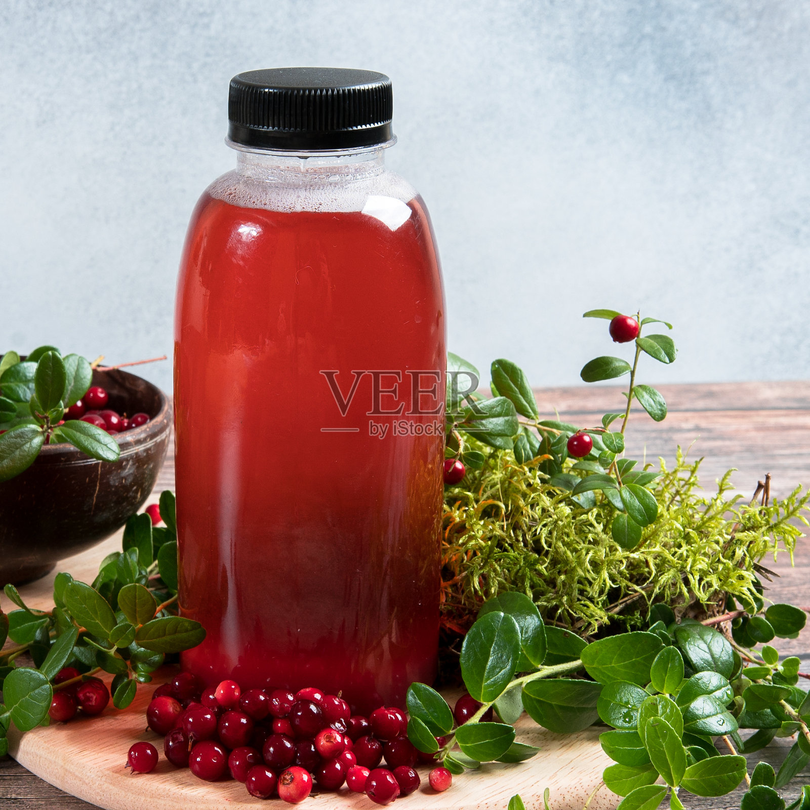 装在塑料瓶里的蔓越莓和蔓越莓汁照片摄影图片