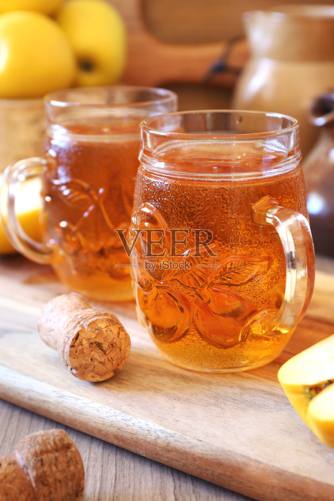 两杯苹果酒照片摄影图片