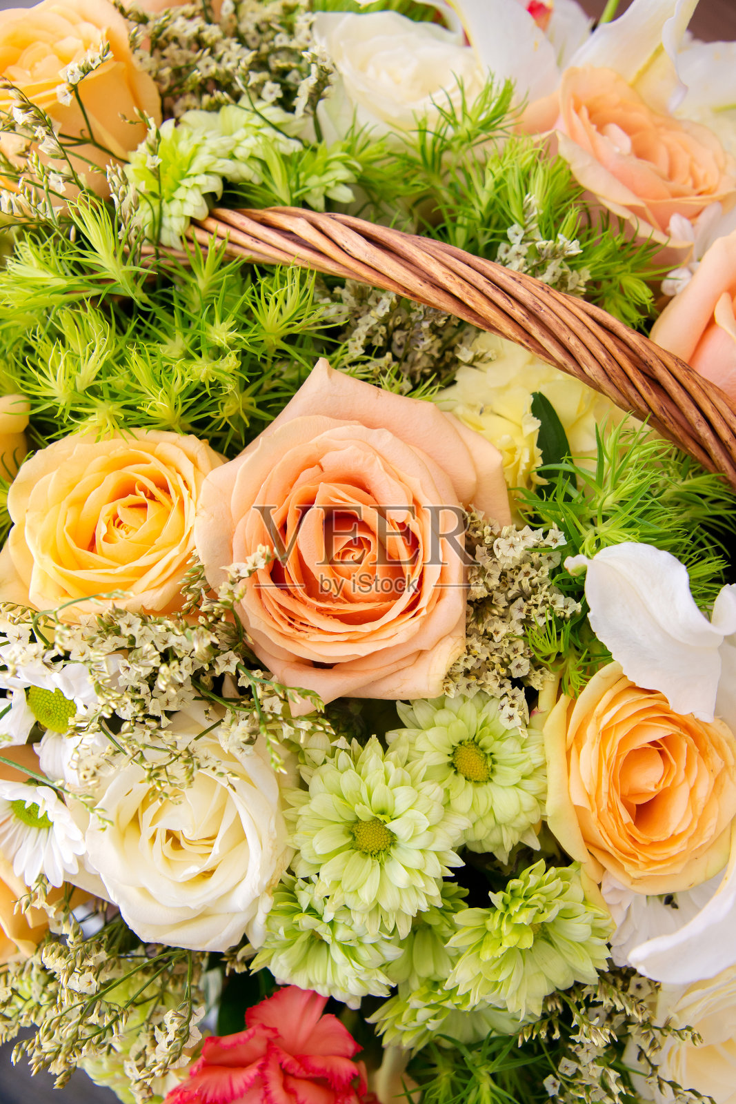 一束彩色的花放在篮子里照片摄影图片