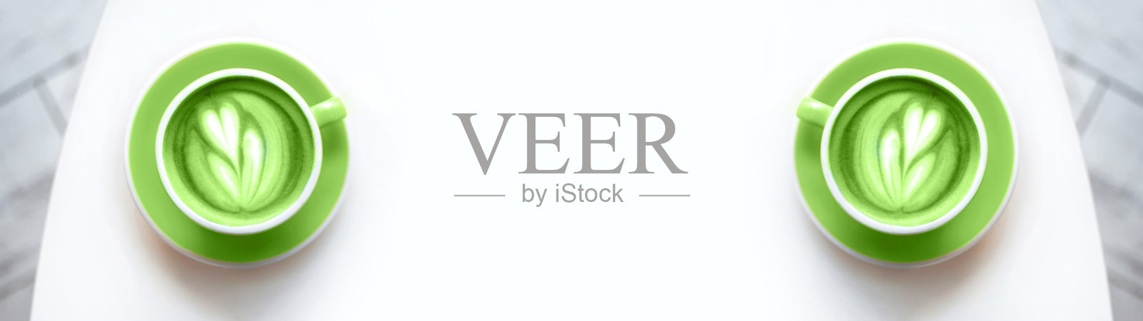 用新鲜的绿色抹茶艺术制作的旗帜，孤立在白色背景上。照片摄影图片