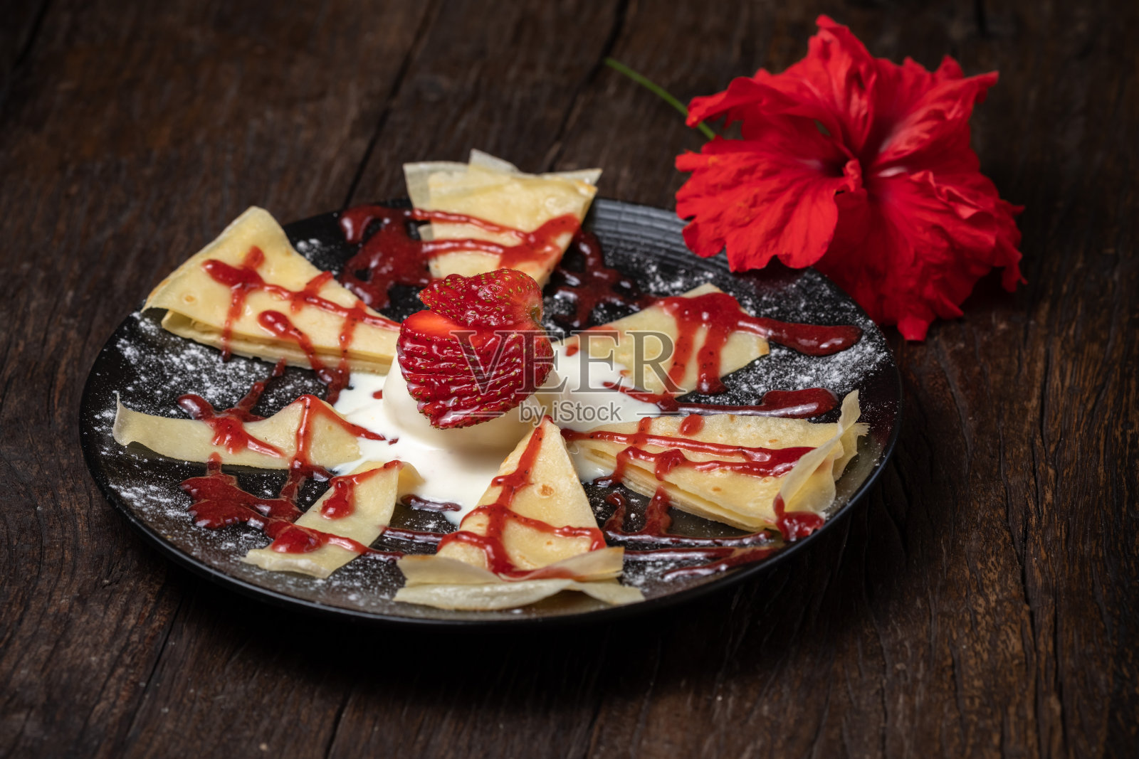 可丽饼或薄煎饼配草莓和香草冰淇淋。鲜奶油照片摄影图片