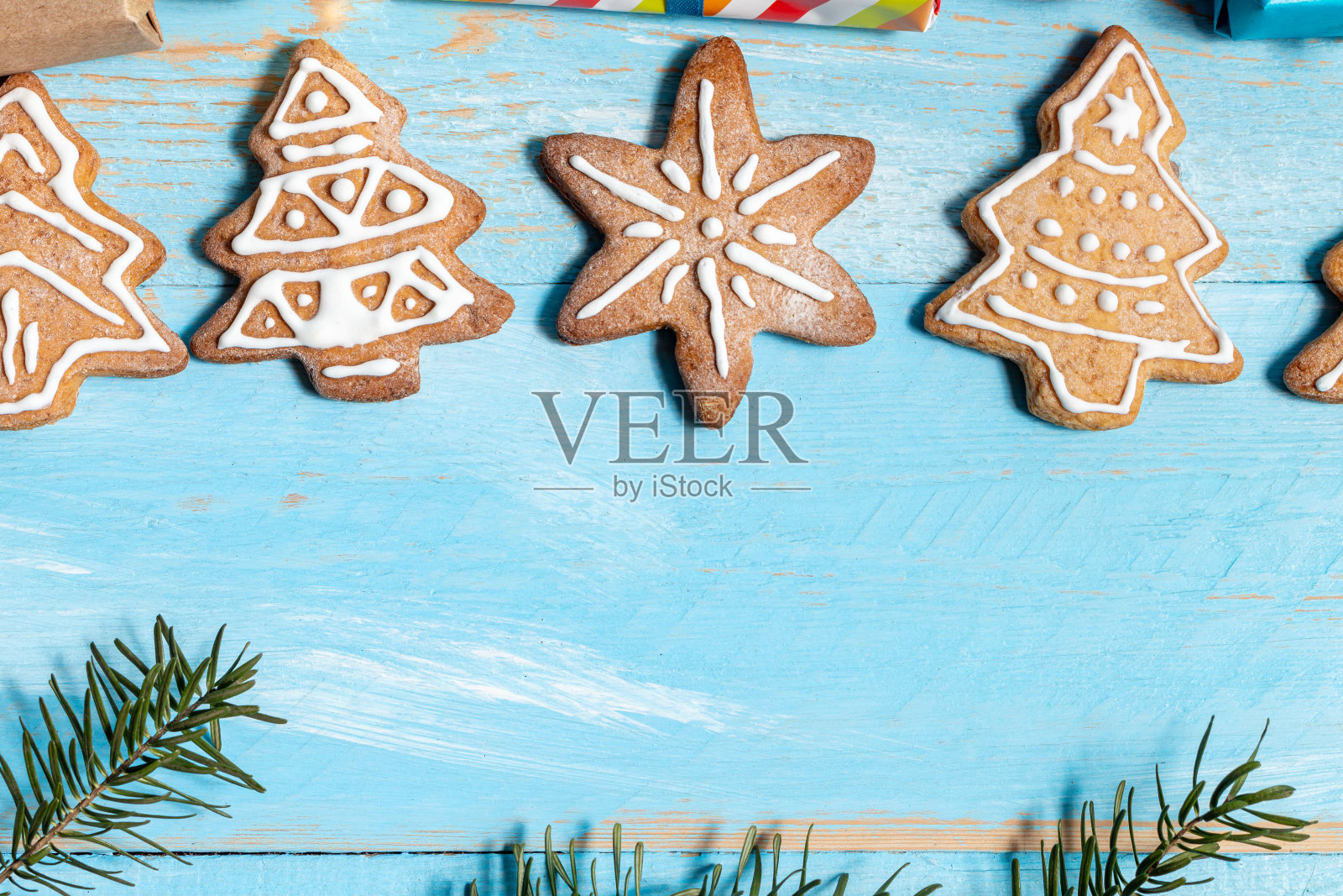 彩色礼品盒冷杉，云杉玩具饼干在一个蓝色的木制背景近距离。为新年和圣诞节做准备的概念。照片摄影图片