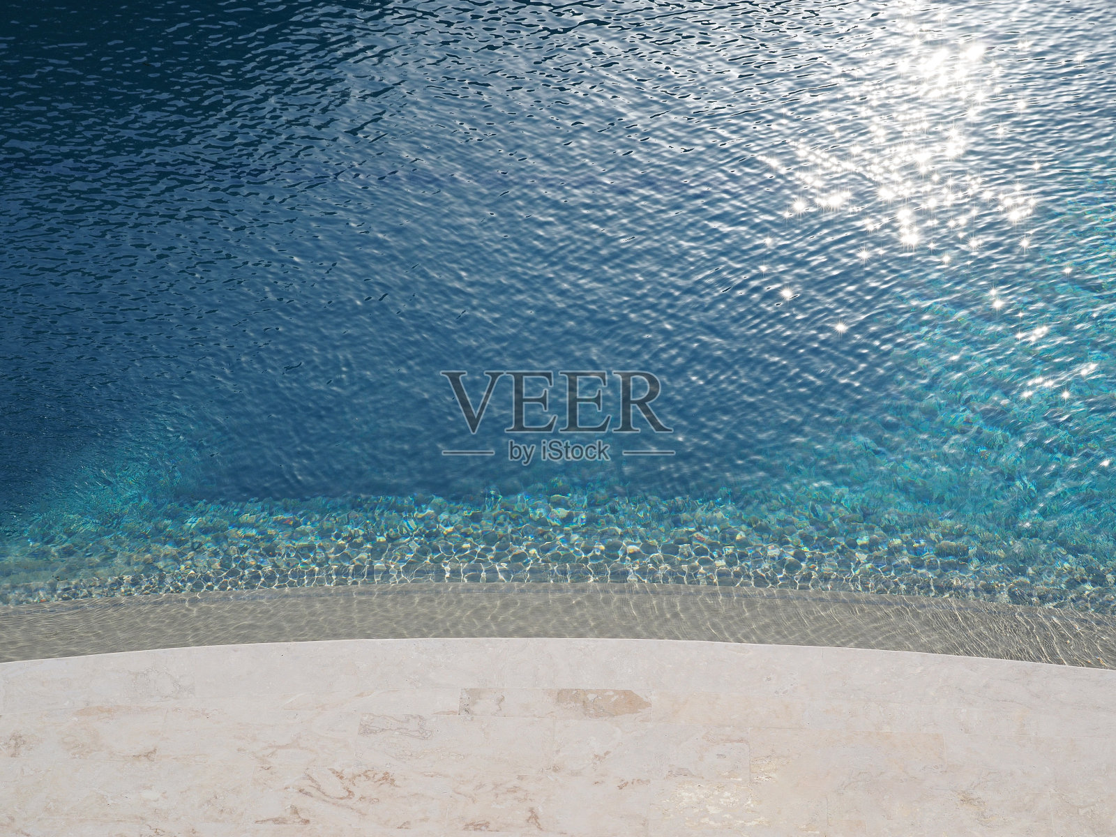 入口的大理石，瓷砖，清澈的水。照片摄影图片