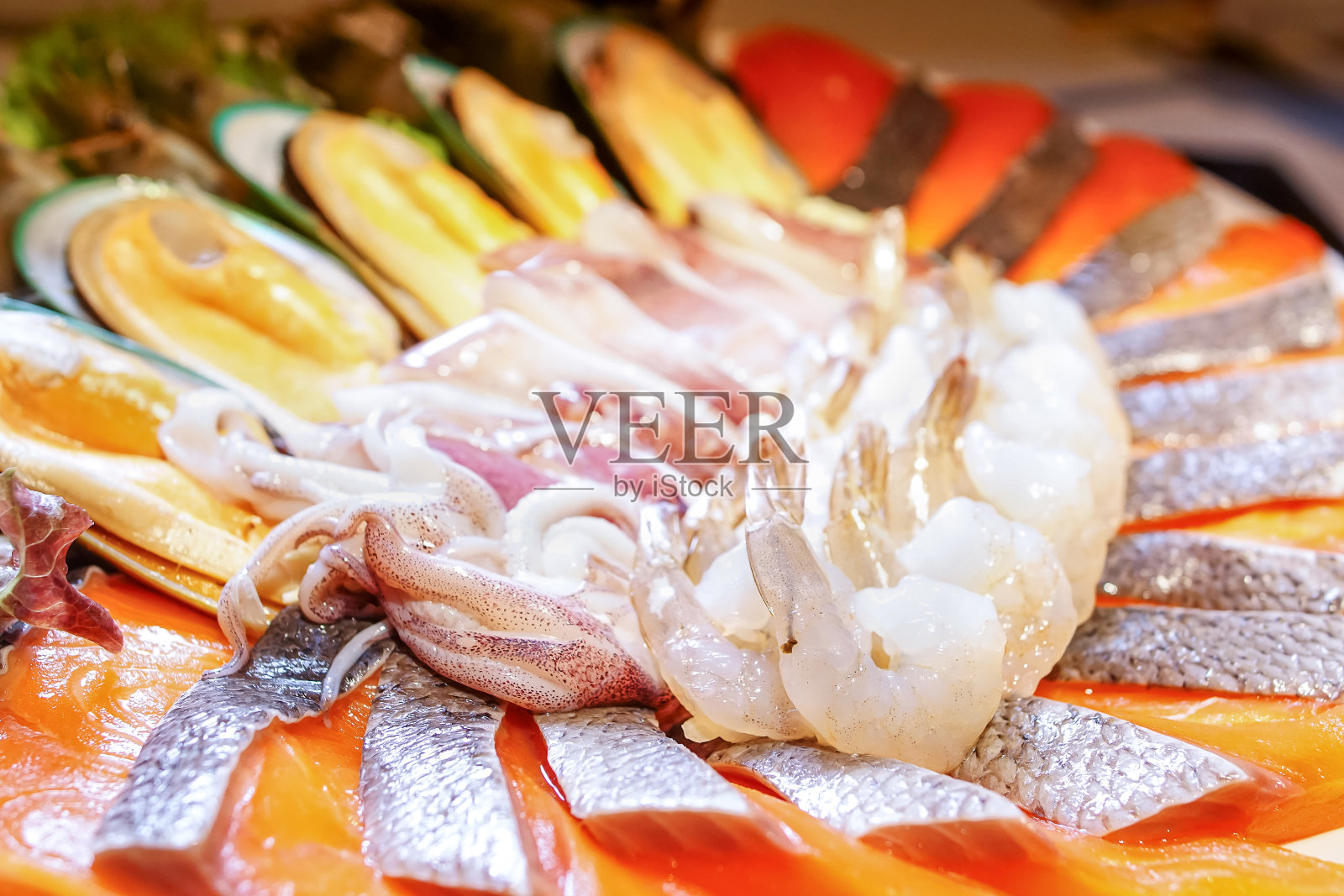 一套生海鲜准备烧素喜烧火锅照片摄影图片