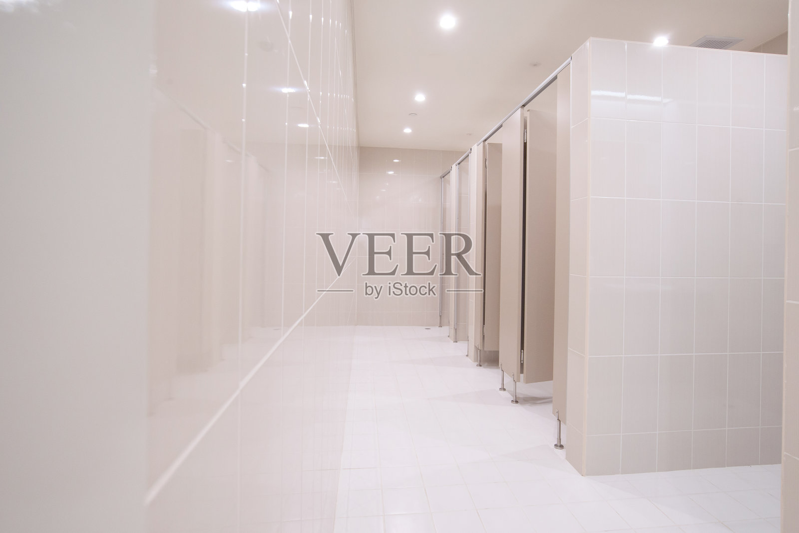 公共厕所的视角照片摄影图片