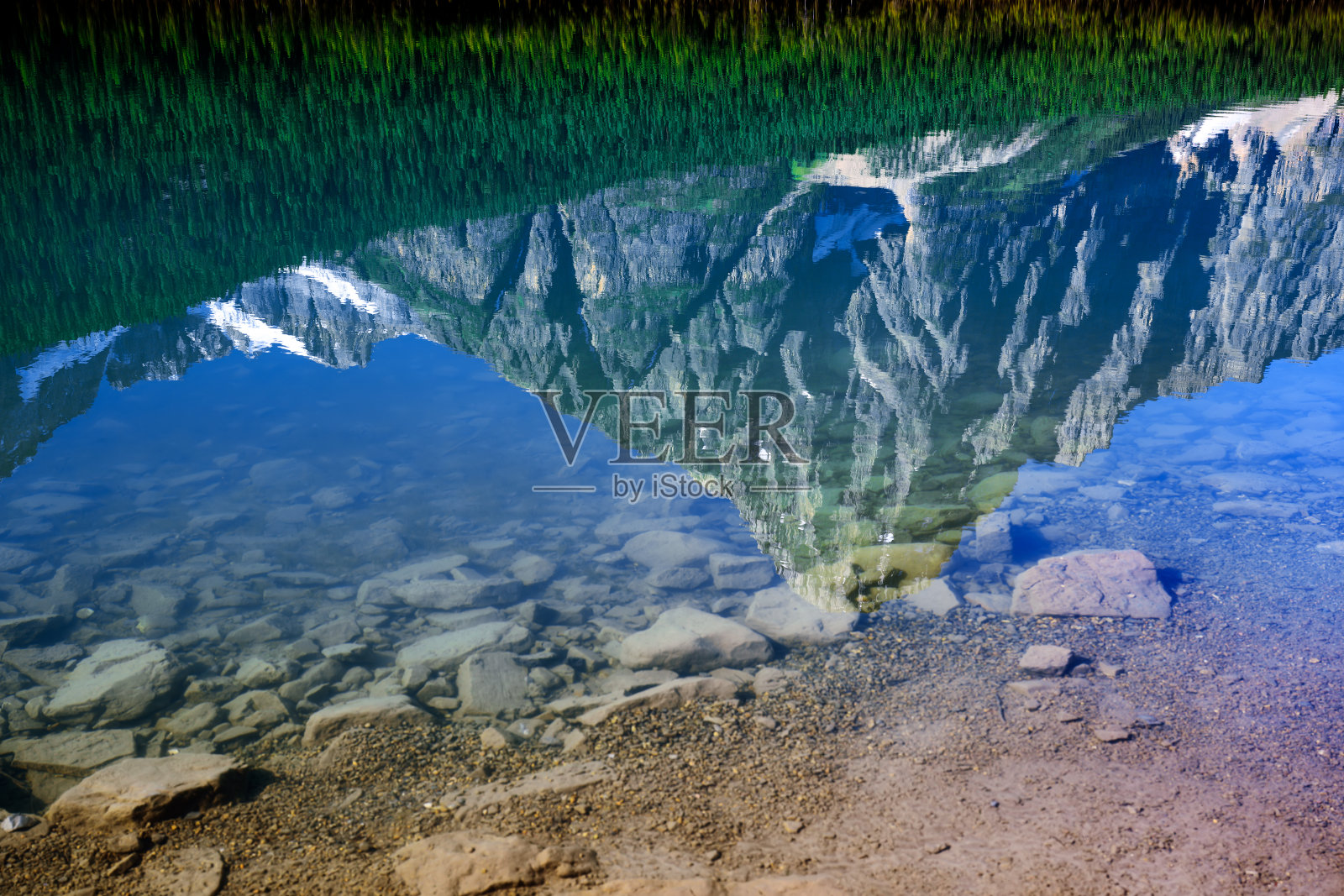 在班夫国家公园和贾斯珀国家公园的冰原大道上的弓湖风景照片摄影图片