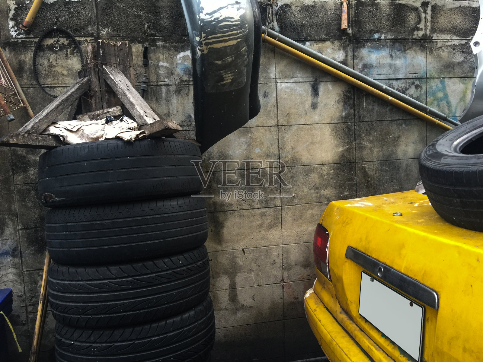 黄色的旧汽车和旧汽车零件照片摄影图片