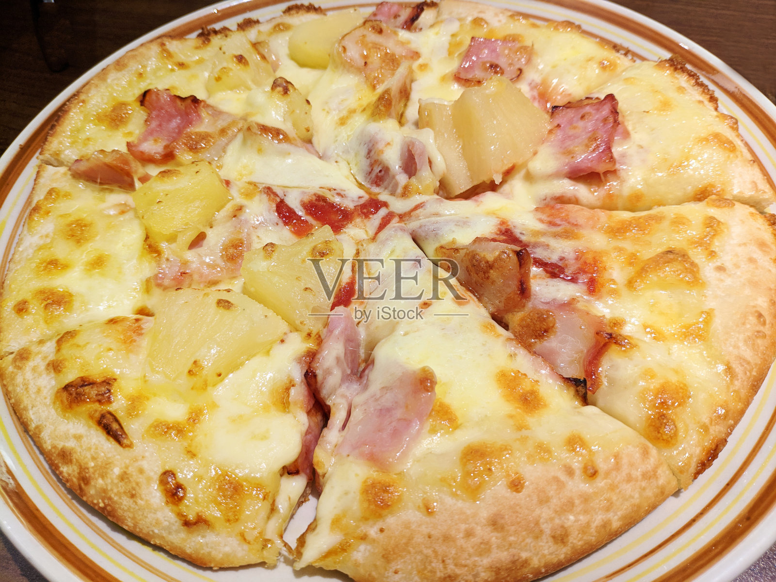 白盘子里放着新鲜的披萨照片摄影图片