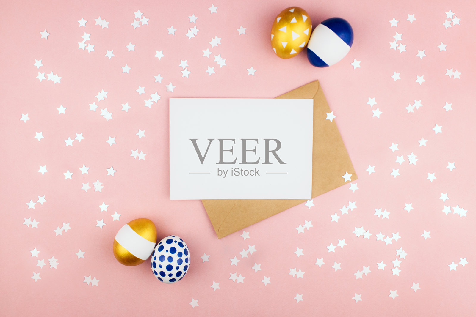 现代的金色和蓝色的复活节彩蛋与信封和信平躺在粉红色的背景与星星纸屑顶视图拷贝空间。复活节快乐庆祝概念。网络旗帜模板。库存图片照片摄影图片