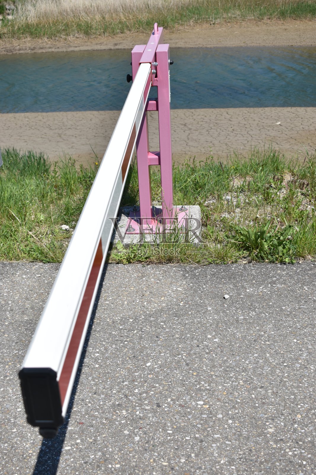 2020年5月18日，瑞士一条小人行道上的封闭障碍物照片摄影图片