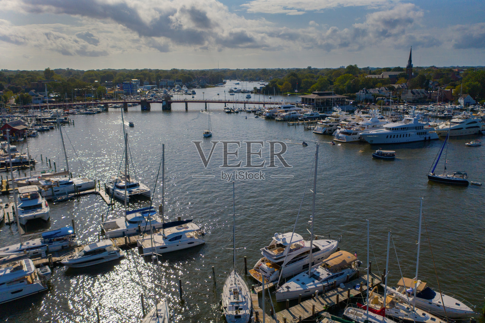 航拍的帆船停泊在马里兰州安纳波利斯的斯帕克里克照片摄影图片