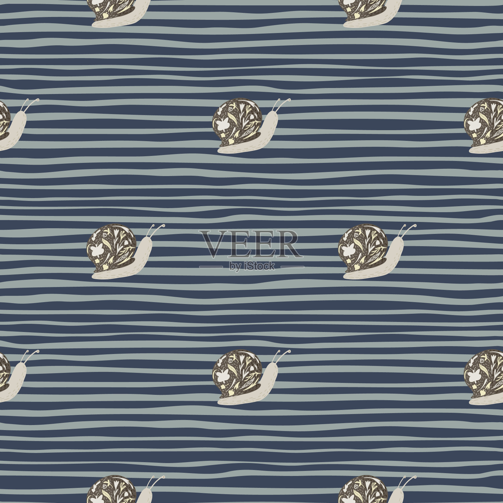 在野生森林风格的Achatina无缝图案。深色动物背景与棕色蜗牛和海军蓝条。插画图片素材