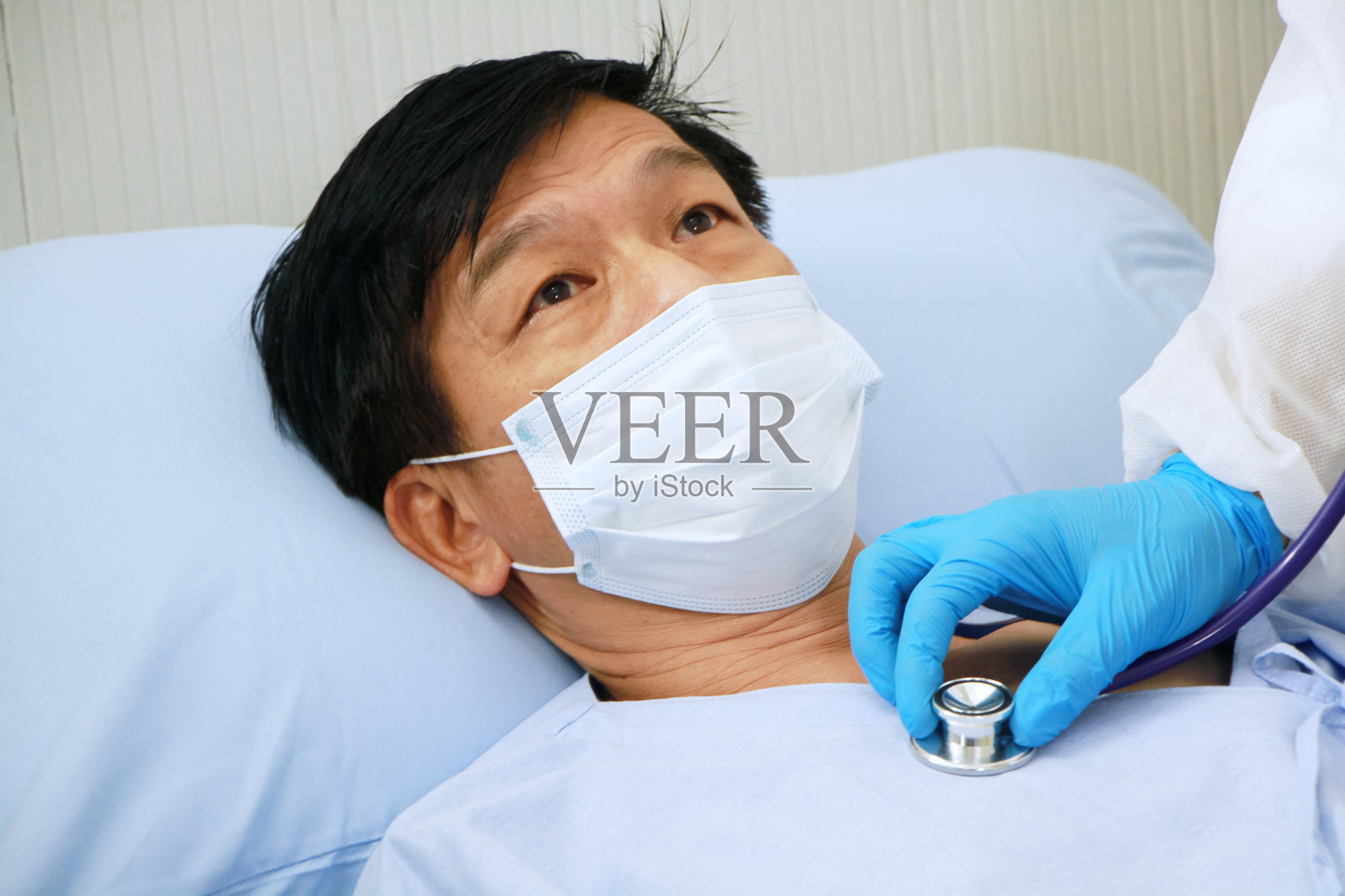 泰国医院Covid - 19患者听诊器检查及治疗照片摄影图片