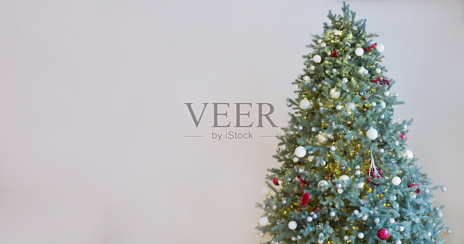 挂着圣诞树的横幅照片摄影图片