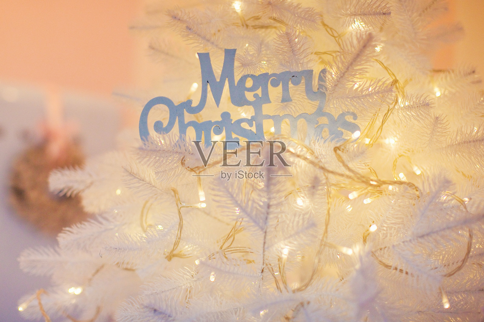 白色的圣诞树和灯照片摄影图片