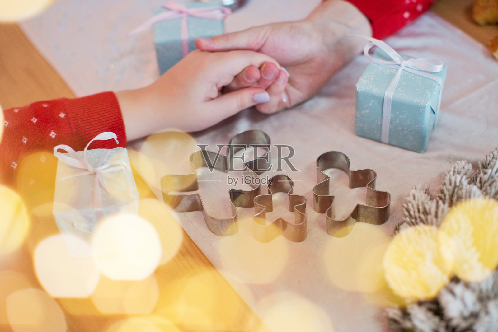 饼干切割机和手牵手的夫妇照片摄影图片