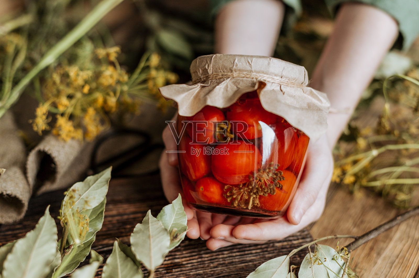 用一罐番茄罐头做的静物照片摄影图片