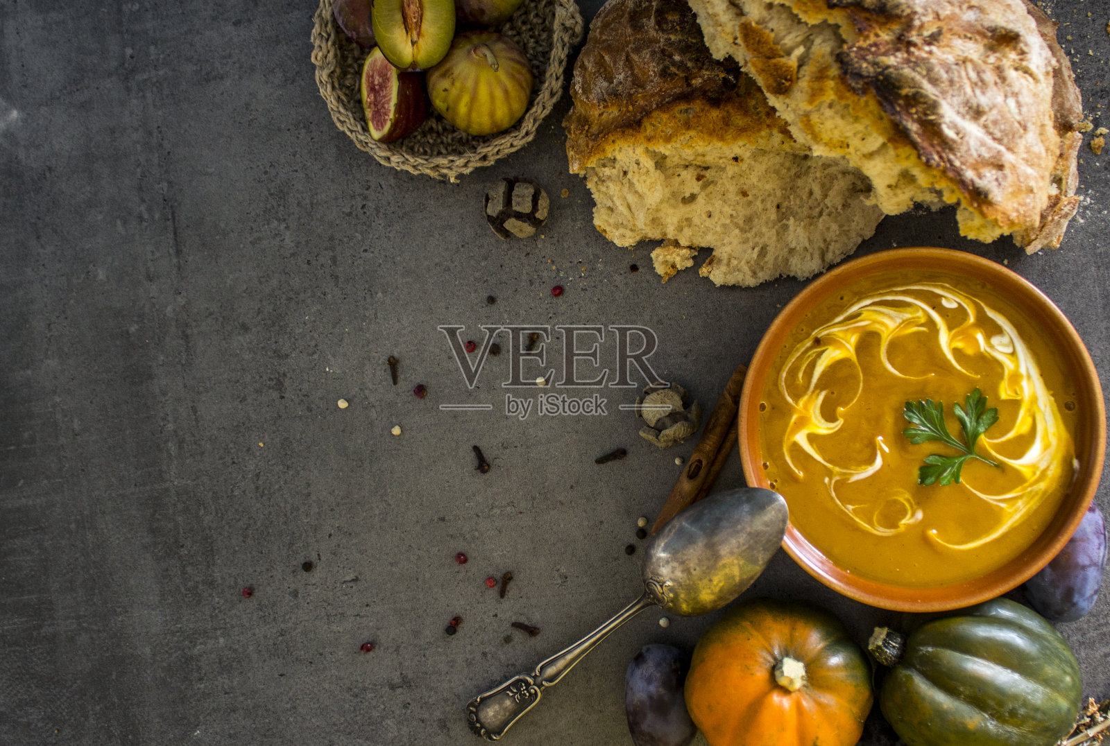 深色背景上的南瓜汤与文案空间照片摄影图片