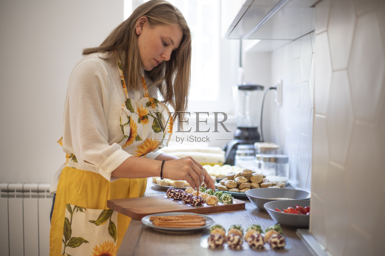 小女孩正在做小点心照片摄影图片