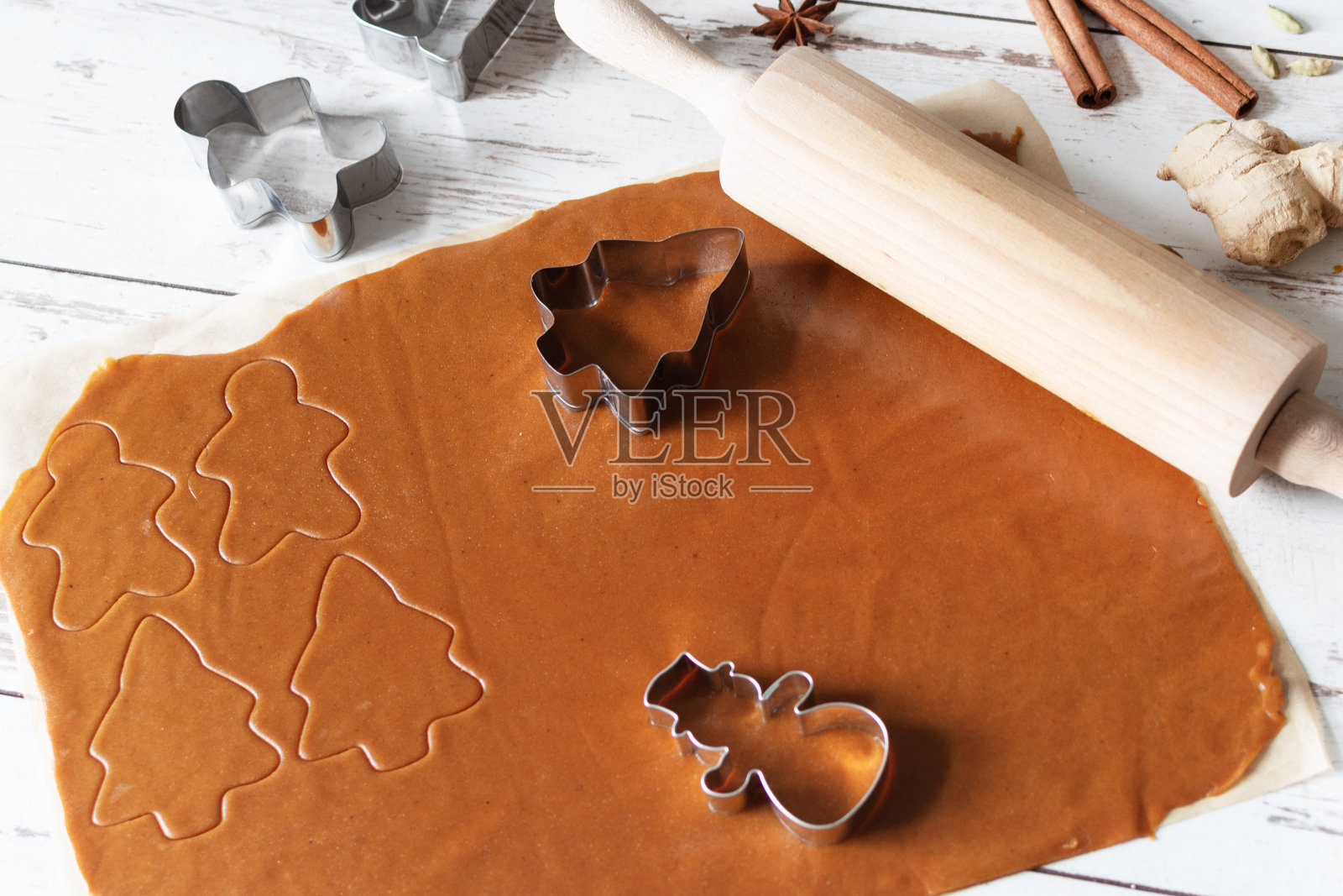 为圣诞节准备自制的姜饼。照片摄影图片