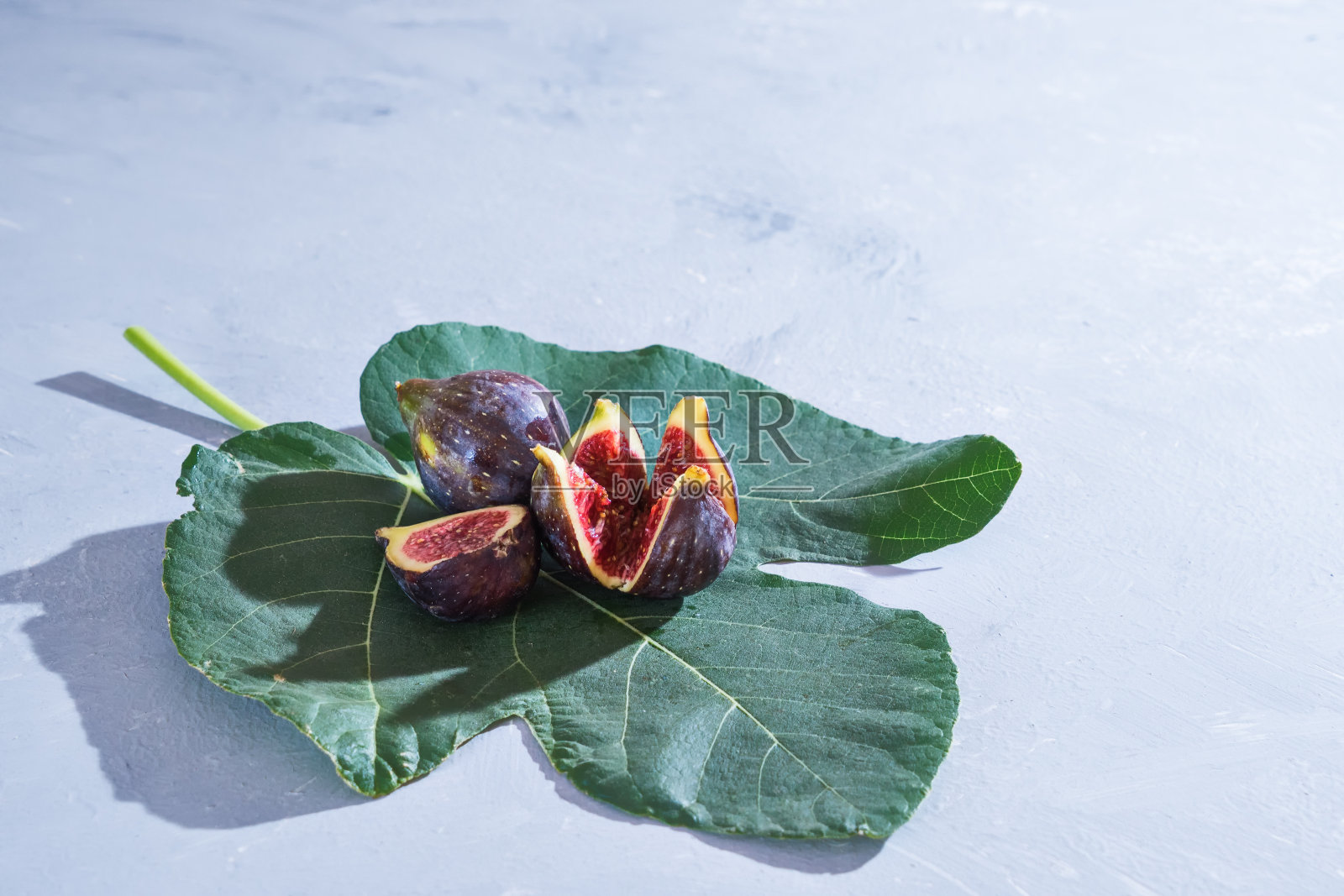 无花果在无花果叶上的一种无花果。照片摄影图片