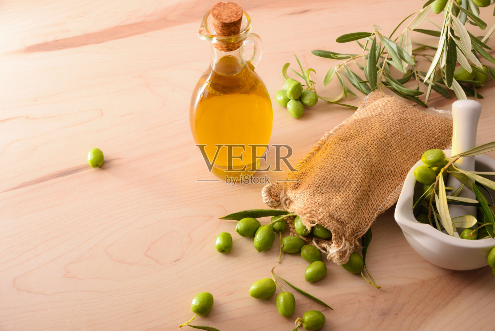橄榄油和生橄榄袋俯瞰照片摄影图片