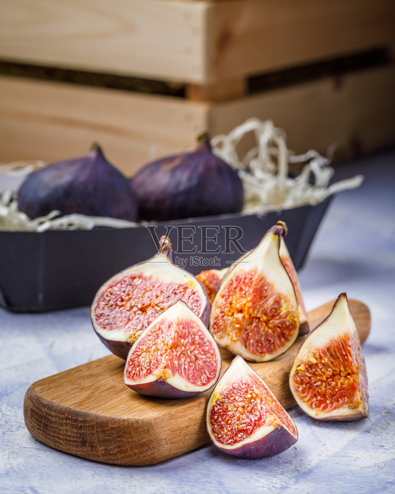 静物，木桌上的新鲜无花果。垂直的图像照片摄影图片