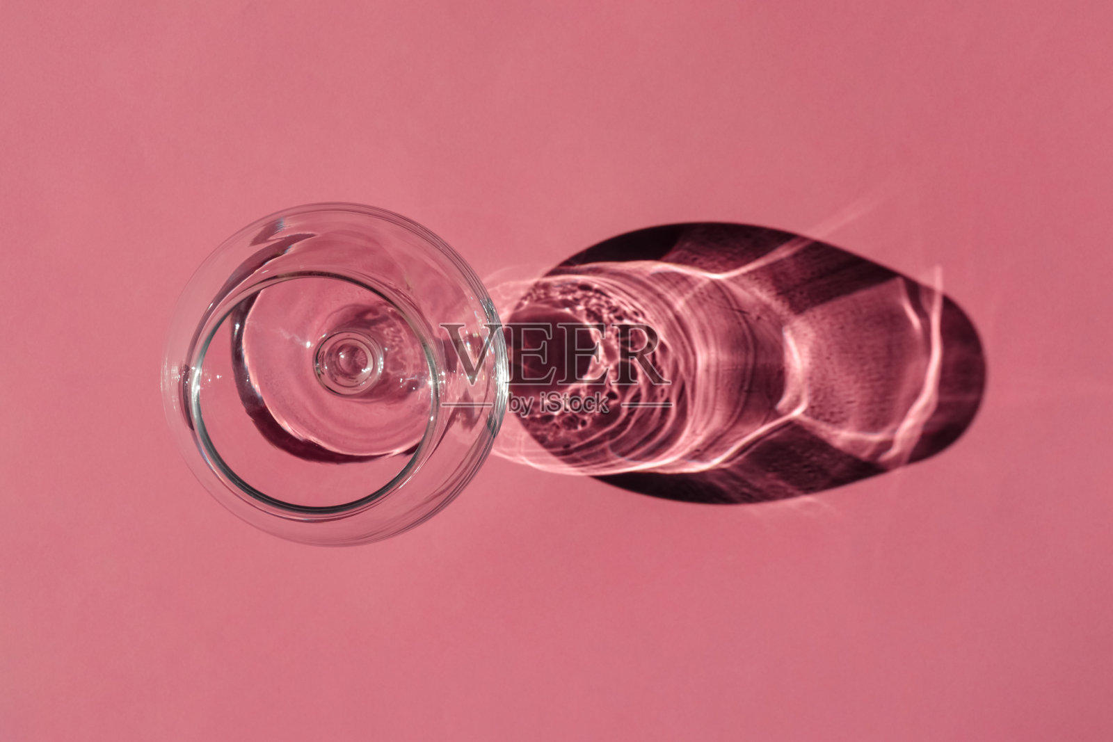 在普通背景上有明显阴影的玻璃。从上往下看。图案空白照片摄影图片