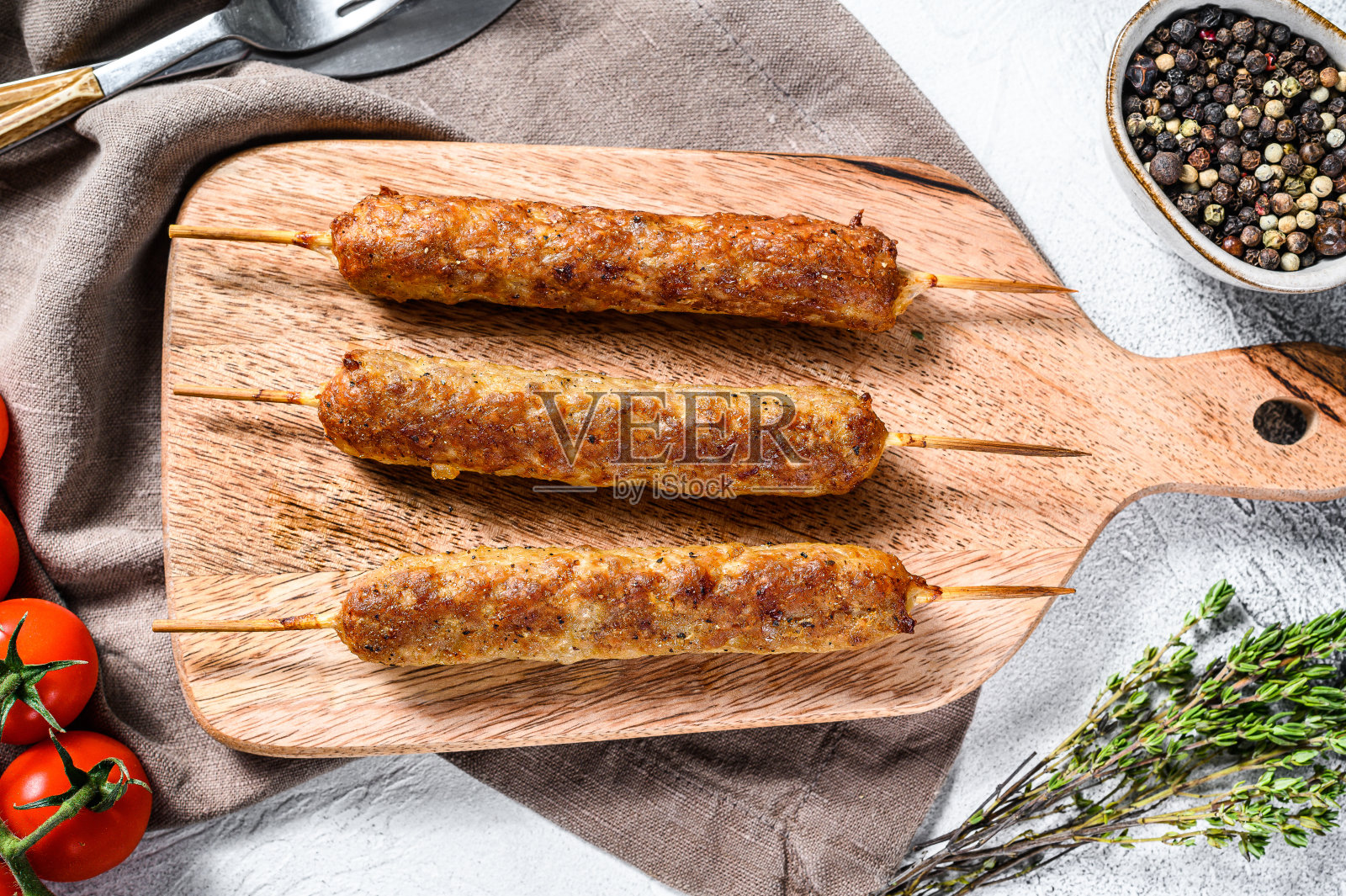 自制猪肉烤串，白色背景，顶部视角照片摄影图片