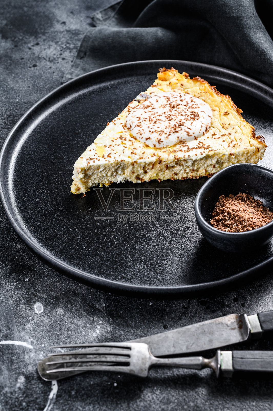 白软干酪砂锅配巧克力。黑色背景。俯视图照片摄影图片