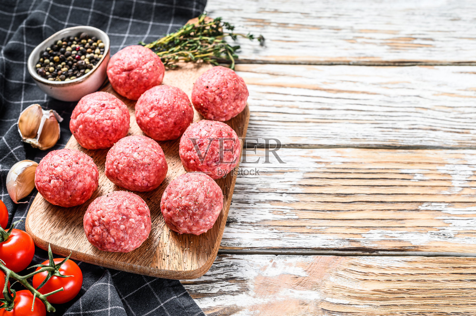 由碎牛肉制成的生肉丸。白色背景。前视图。本空间照片摄影图片